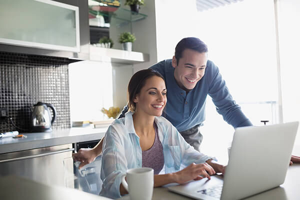 couple-using-laptop